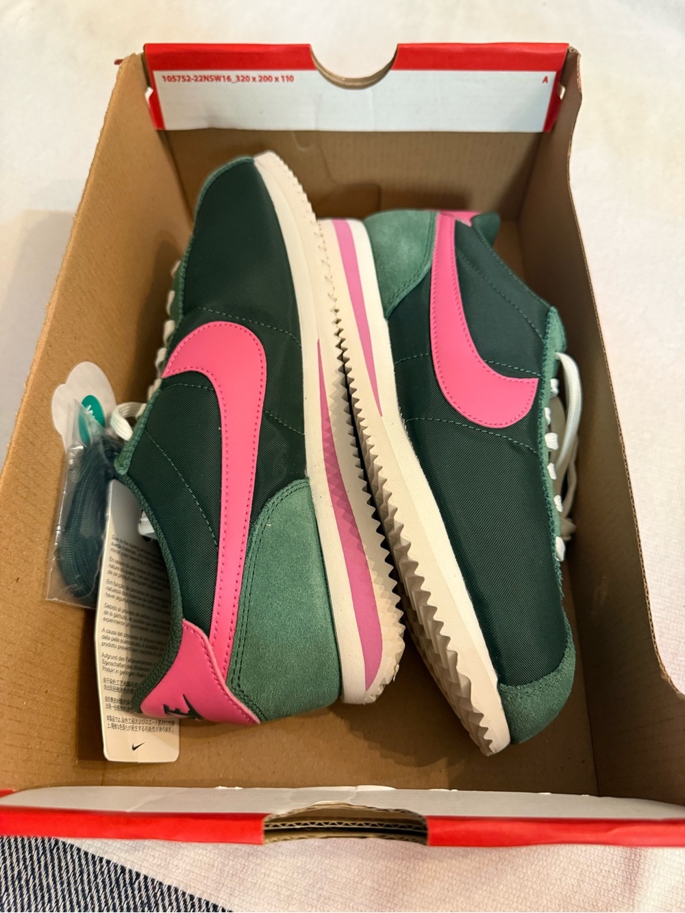 Nike W Cortez Box Label in Fir/Pinksicle/Sail
